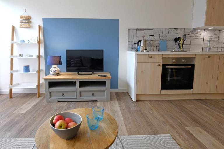 Apartment with grill & patio — photo 4