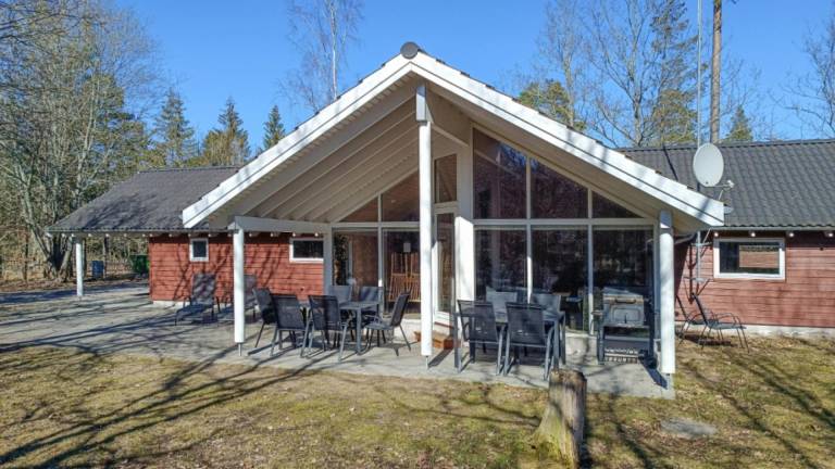 Child-friendly spacious house with hot tub, yard & sauna | Pet-friendly — photo 3