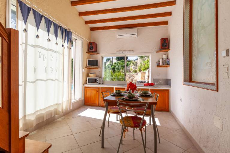 Holiday apartment with pool, garden & terrace — photo 3