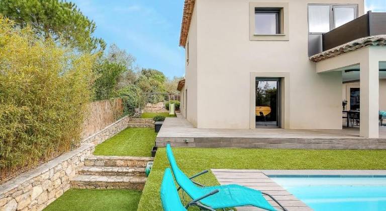 Villa with pool — photo 4
