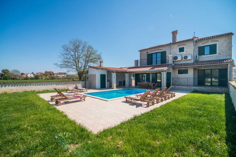 Villa with private pool, yard & barbecue — photo 4