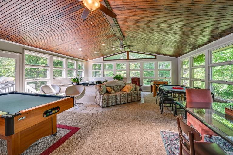 Golf Course Views & Games Galore - Vine Grove Gem! — photo 4