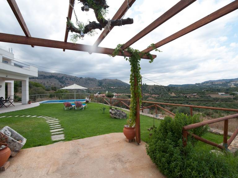 House with patio, private pool & grill | Nature view — photo 4