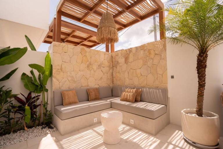 Villa with pool — photo 5