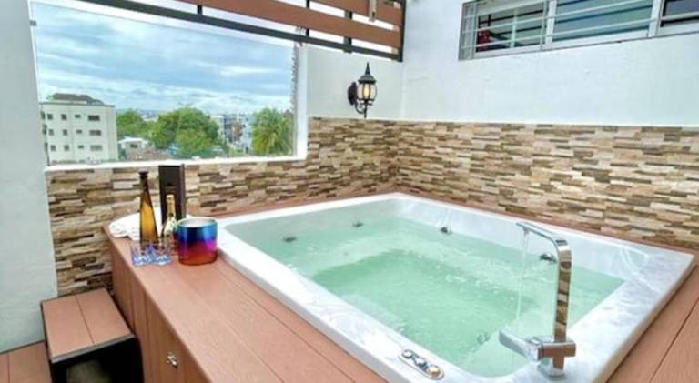 Luxury 5 Beds Penthouse - Private Jacuzzi & Karaoke Bar & Free Parking in Santiago de los Caballeros