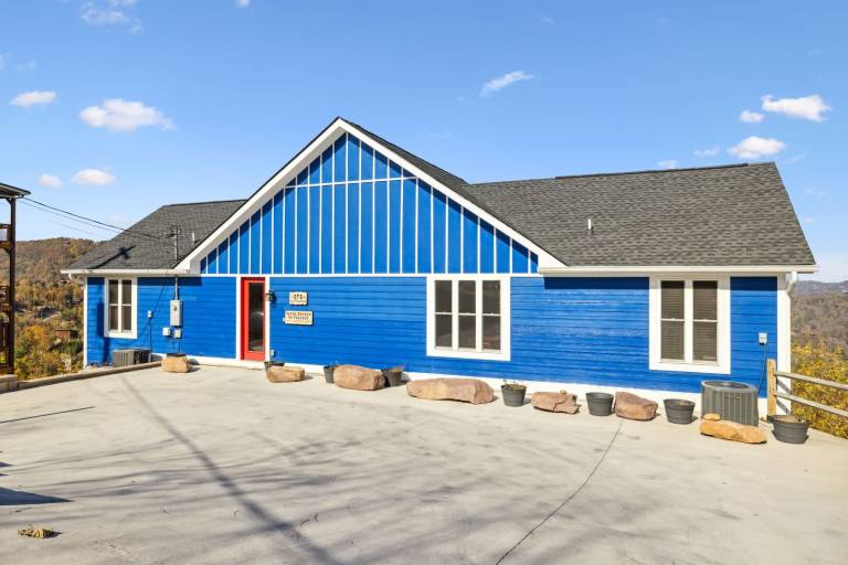 "Close Enough to Perfect" – Luxurious 4-Bedroom Cabin with Game Room & Stunning Views! — photo 5