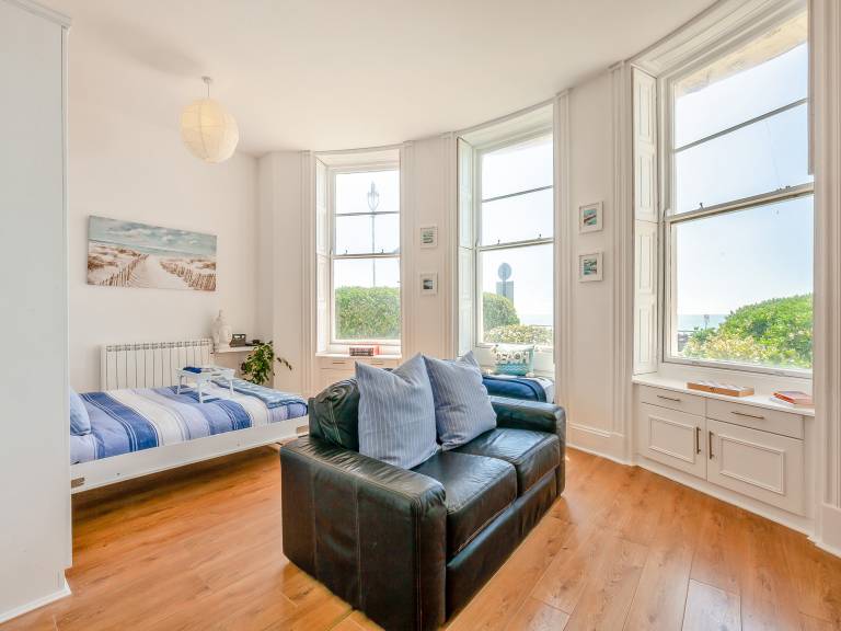 Family-oriented beautiful cottage | Next to Brighton Palace Pier | Water view | Close to the beach | Pets are welcome — photo 2