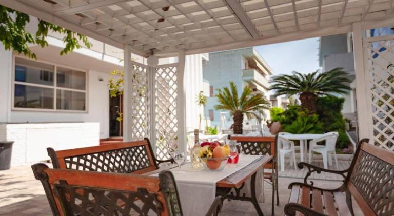Serviced apartment with grill, private pool & yard — photo 2