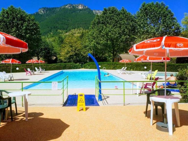 Cabin with heated pool & patio | Garden view in Mende