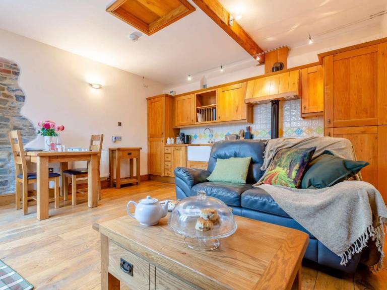 Cottage with jacuzzi & yard — photo 4