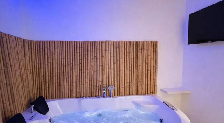 Holiday apartment with jacuzzi — photo 5