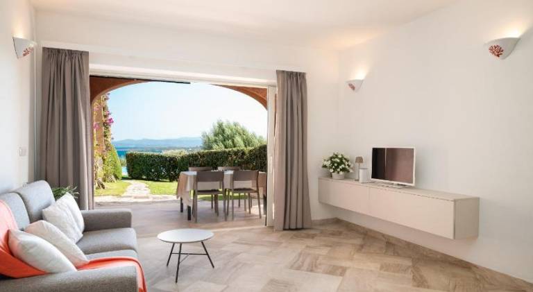 Holiday apartment with patio & pool | Next to the beach | Pets are welcome — photo 2