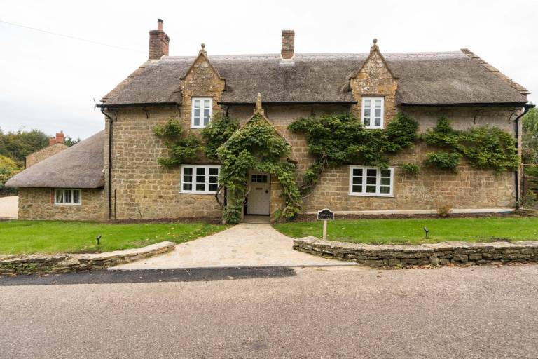 Fully equipped pleasant cottage with hot tub, barbeque & garden | Pet-friendly in Warwick