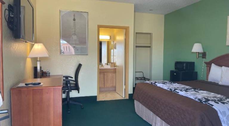 Relax Inn Dilley — photo 4