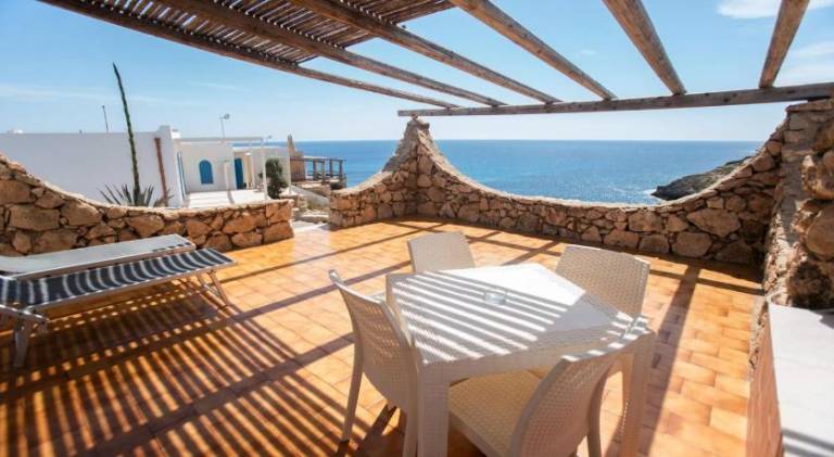 Vacation home with yard, terrace & barbeque | Pet-friendly — photo 2
