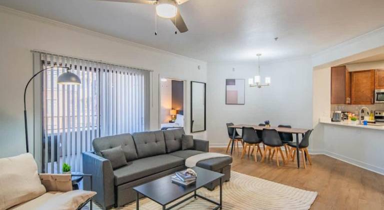Lavish 3BD King Bed With Pool, Hot Tub, Gym, Parking — photo 2