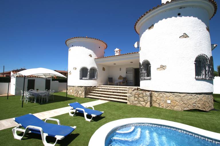 Family-oriented spacious villa with private pool, BBQ & patio | Pets allowed — photo 4