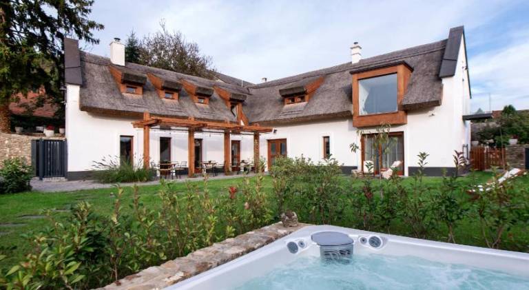 Lovely holiday apartment with jacuzzi, terrace & sauna | Perfect for remote work | Pet-friendly — photo 2
