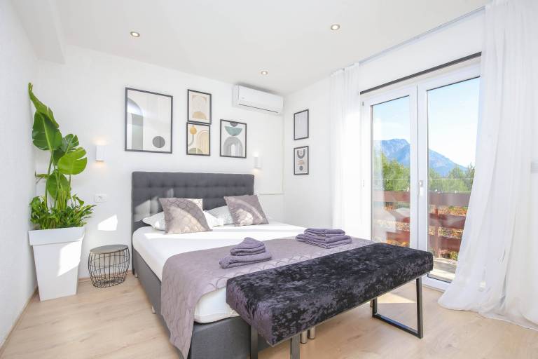 Three bedroom apartment with balcony and sea view Duće, Omiš (A-24975-a) in Omis