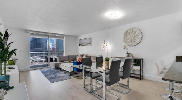 Rental apartment with pool & jacuzzi | Suitable for remote work in Miami, FL