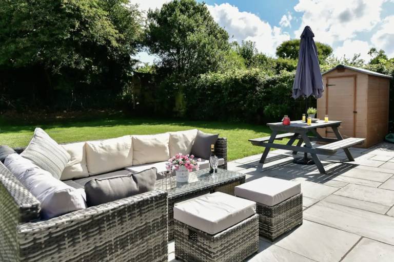 Vacation home with jacuzzi, garden & patio — photo 4