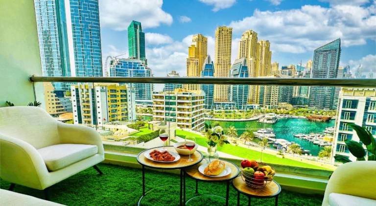 Apartment with pool in Abu Dhabi