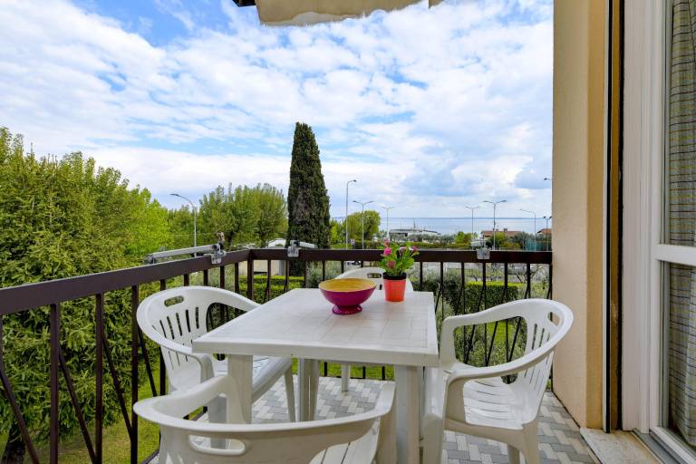 Holiday apartment with patio & garden — photo 4