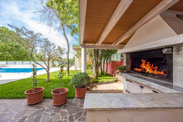 Holiday apartment with private pool, terrace & yard — photo 3