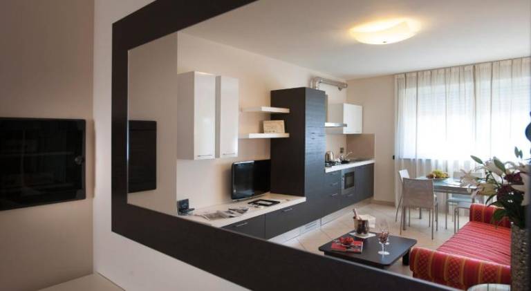 Serviced apartment with patio — photo 3