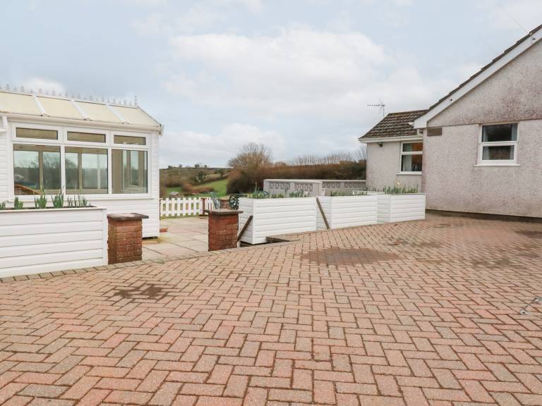 Cottage with garden — photo 2