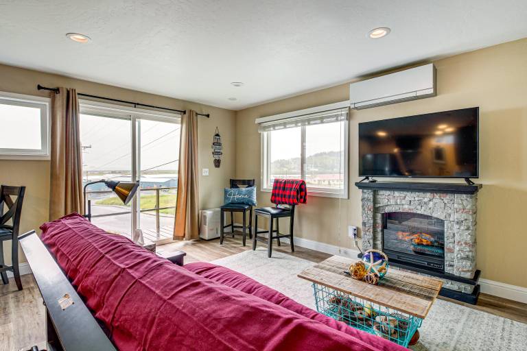 Views of Ocean & Harbor! Quaint Gold Beach Duplex — photo 5