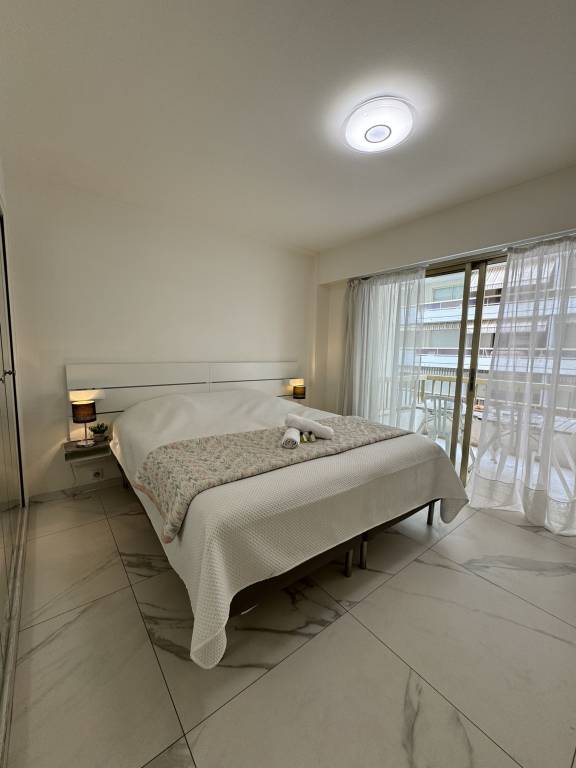 PHIL / Grand deux chambres terrasse 200m plage — photo 3