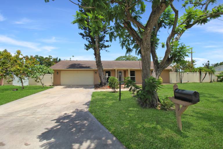House with garden & private pool | Lake view — photo 4