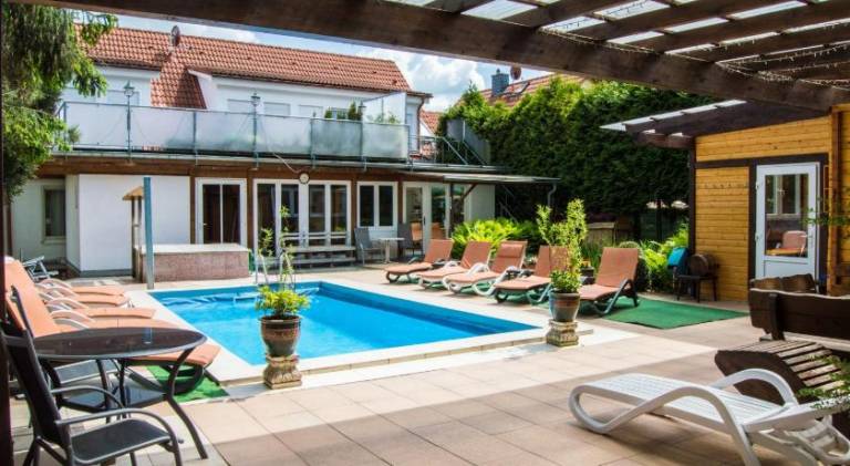 Apartment with pool, barbeque & yard — photo 2