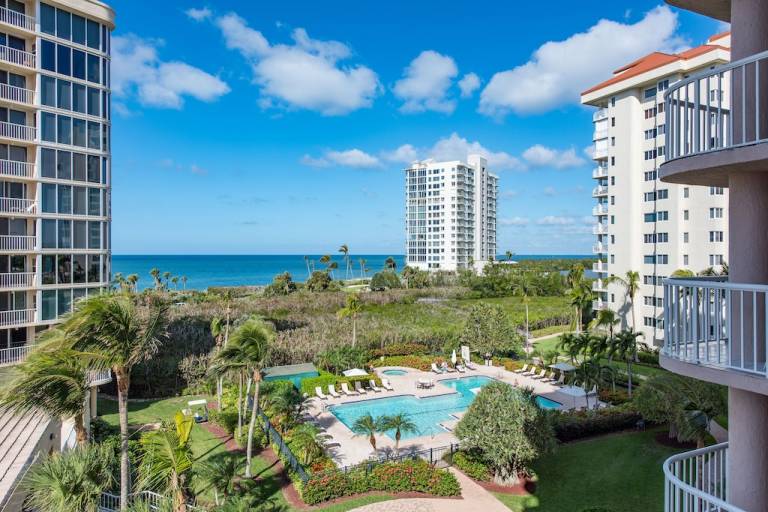 Pelican Bay Vacation Rentals from 148 HomeToGo