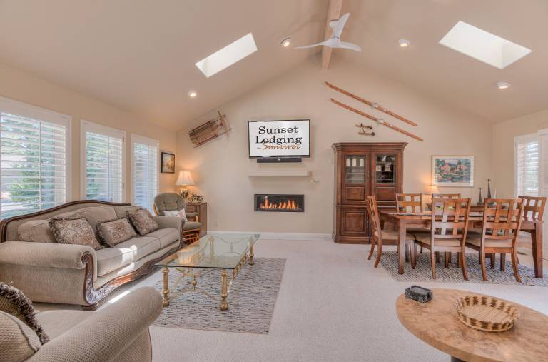 Sunriver Home with Hot Tub, A/C, SHARC, Bikes, Dog-Friendly — photo 4