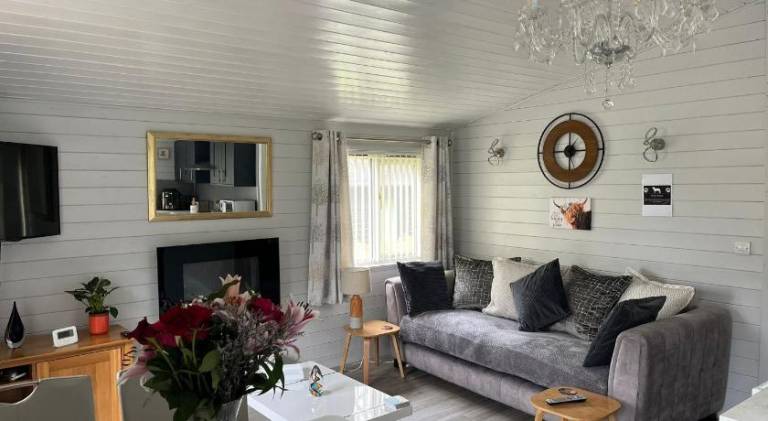 Lodge with sauna, jacuzzi & pool | Pets allowed — photo 2