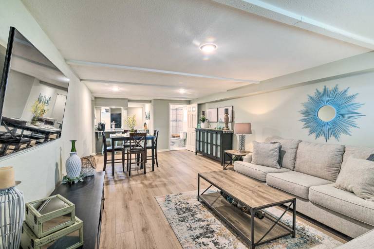 1 Mi to Seawall! Dog-Friendly Coastal Getaway in Galveston, TX