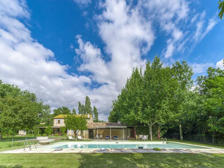 Fully equipped vacation home with yard, barbeque & private pool | Pets allowed — photo 3
