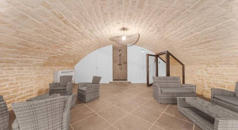 Villa with jacuzzi & pool — photo 5
