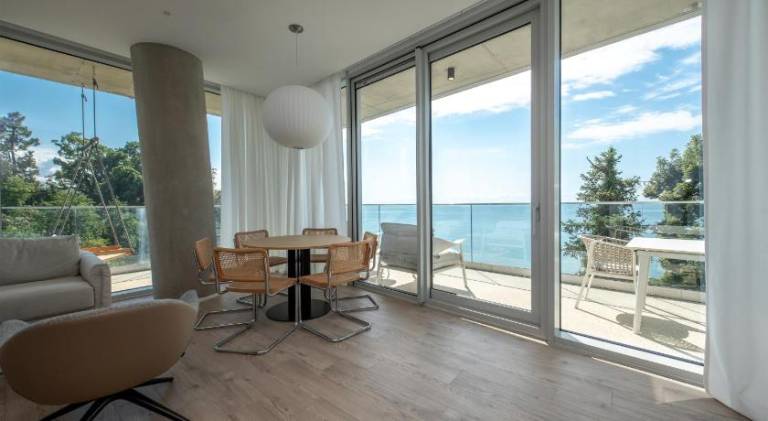 Serviced apartment with patio, garden & pool | Beach nearby | Dogs allowed — photo 2