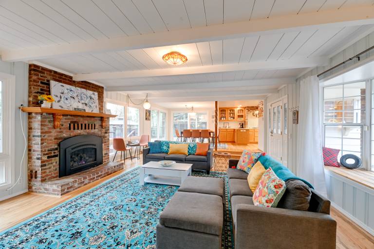 Spacious Grants Pass Home w/ Hot Tub & River Views — photo 4