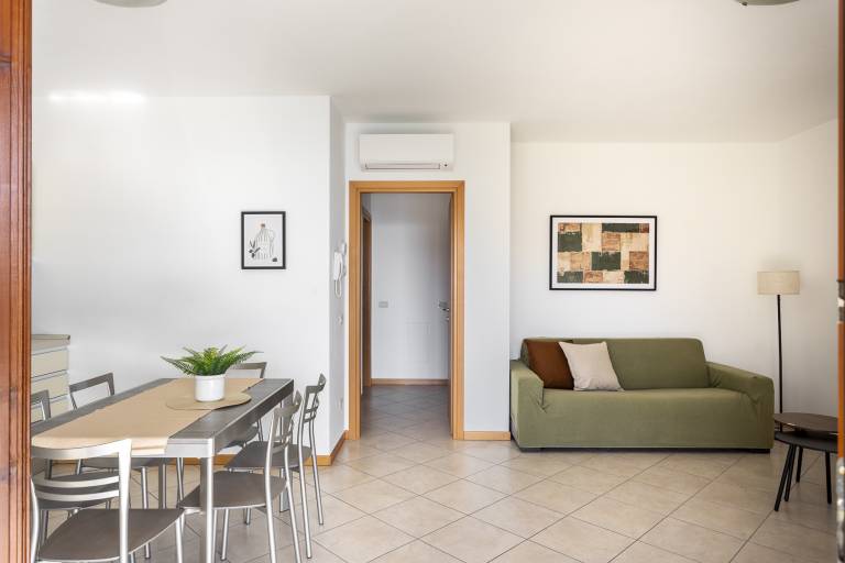 Apartment with terrace, pool & yard — photo 4