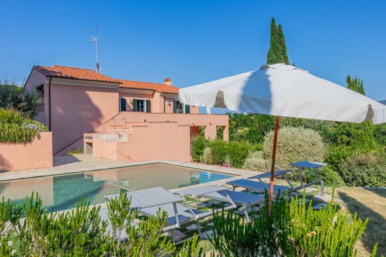 Luxury villa with pool — photo 5