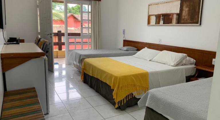 Serviced apartment with yard, pool & patio in Bertioga