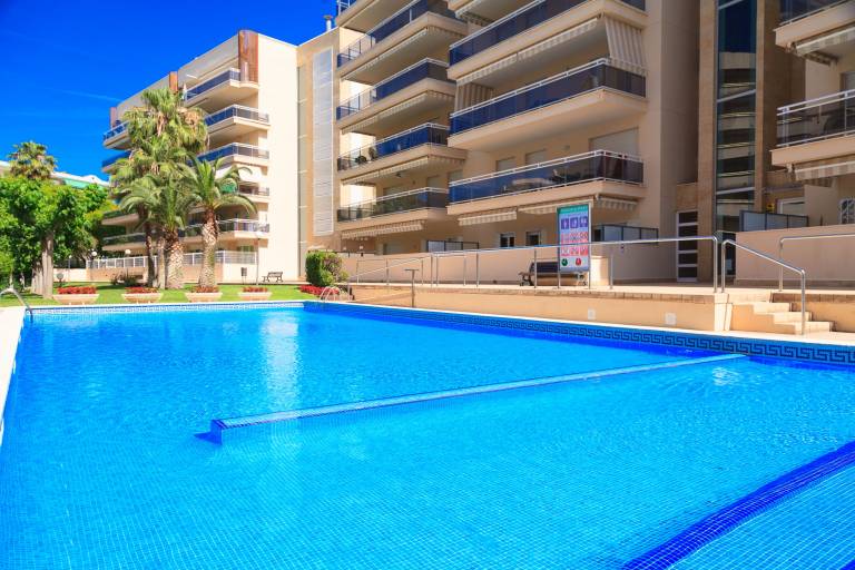 Apartment with pool, yard & patio in Cambrils