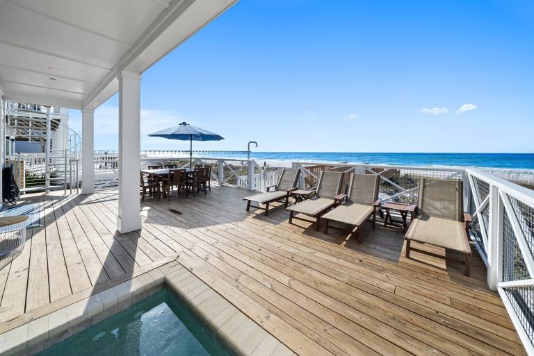 Vacation home with private pool & barbeque | Beach view — photo 4