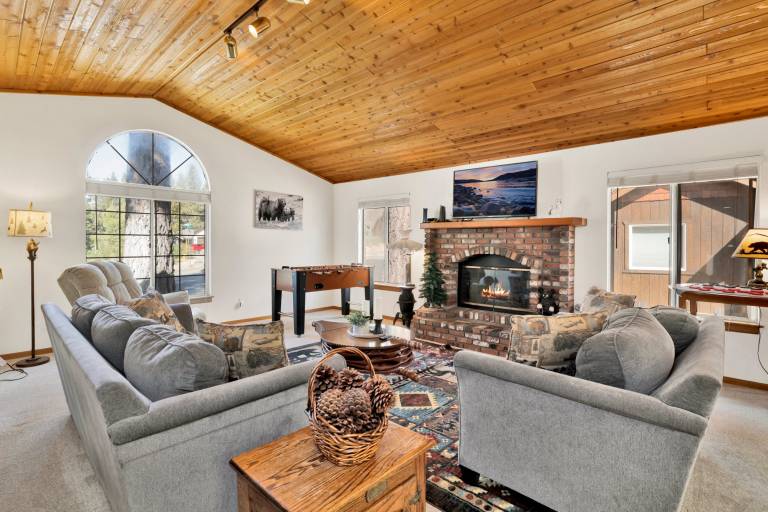Divine Chateau Big Bear Hot Tub • Deck Views • Basketball Court • Fenced Yard — photo 5