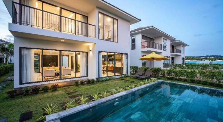 Villa with pool & yard — photo 3