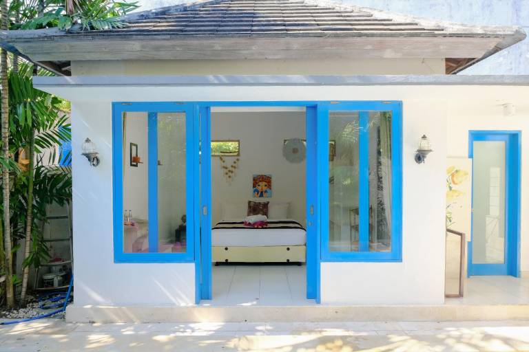 Villa with private pool & yard — photo 5